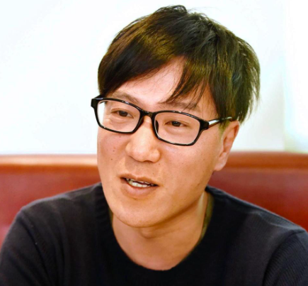 メガネ姿の七井貴行