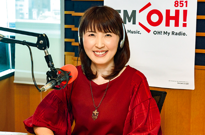 ラジオに出演する塩田えみ
