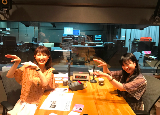 ラジオ出演中の塩田えみ（左）