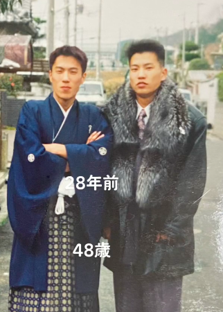 七井貴行（左）と弟（右）の20歳の頃