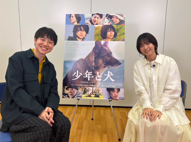 北村真平（左）と女優・西野七瀬