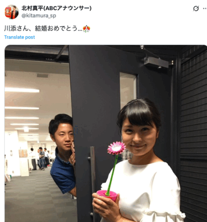 同僚アナの結婚をお祝いする北村真平（左）