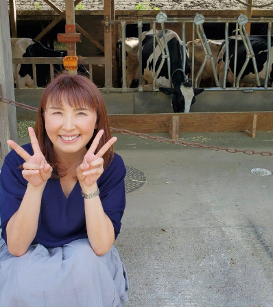 牧場での塩田えみ