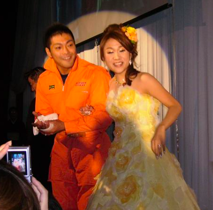 結婚式での川﨑美千江（右）と旦那