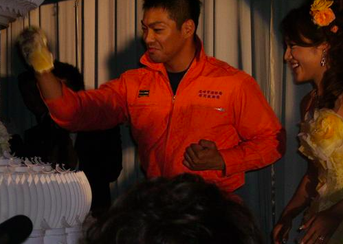 結婚式での川﨑美千江（右）と旦那（左）