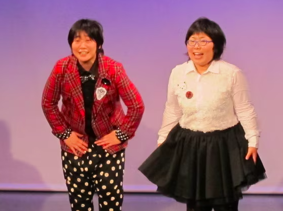 若手時代のチキチキジョニー（左から岩見真利と石原祐美子）