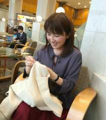 裁縫をする塩田えみ