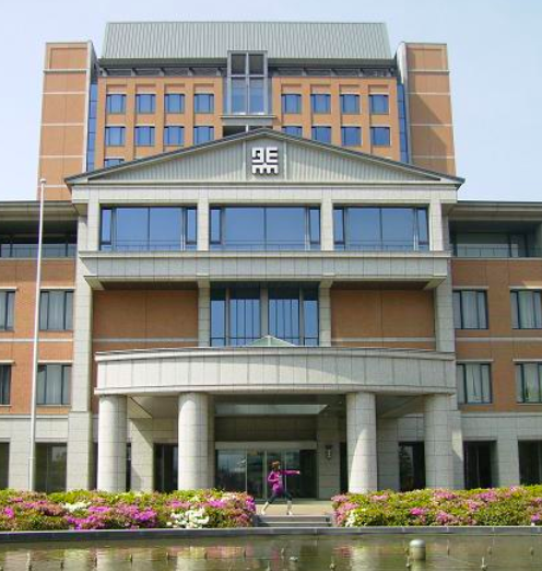 関西外国語大学の前で空手のポーズをとる川﨑美千江